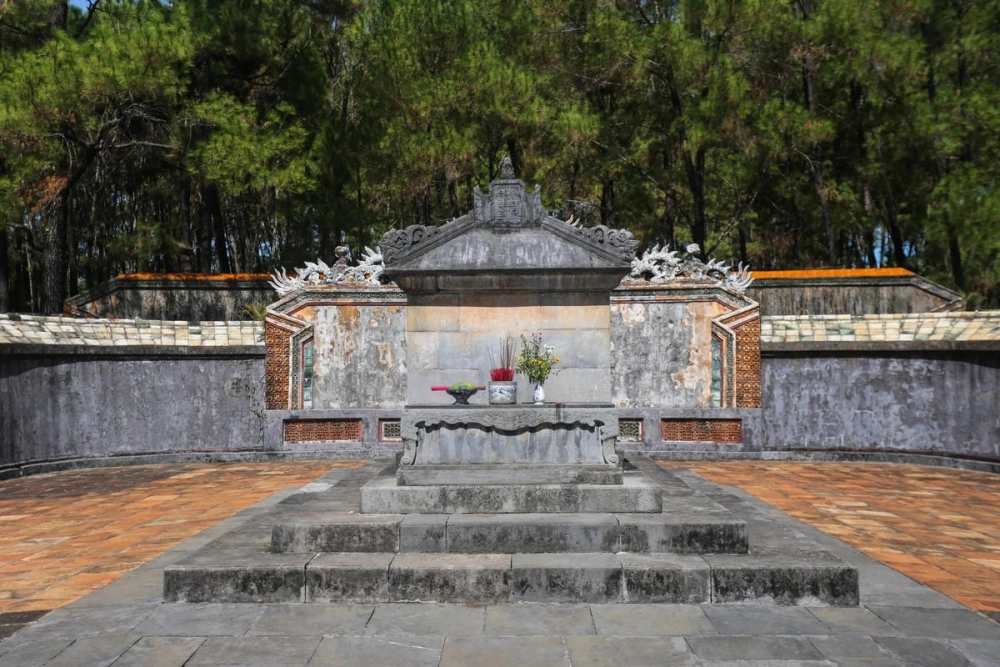 Lăng Thiệu Trị với kiến trúc mở, hài hòa cùng thiên nhiên đồng nội.