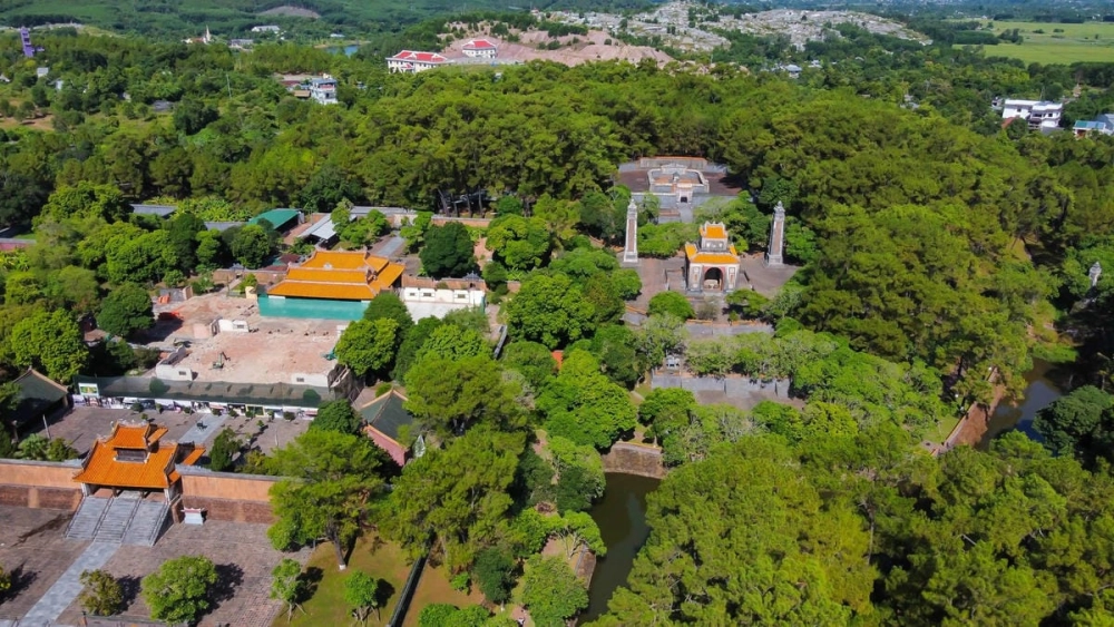 Góc chụp cận cảnh những đường nét chạm trổ rồng phượng tinh xảo.