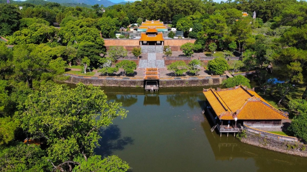 Mái ngói âm dương rêu phong mang đậm dấu ấn thời gian triều Nguyễn.