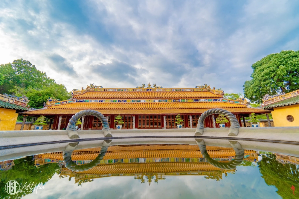 Nghệ thuật khảm sành sứ rực rỡ bên trong cung điện lăng Khải Định.