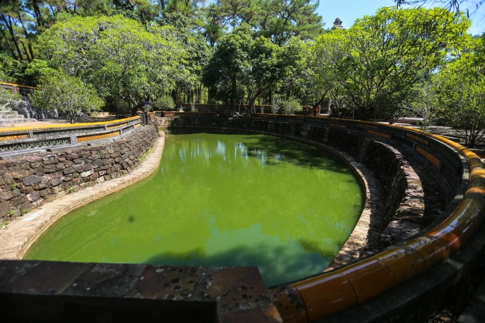 Vẻ đẹp thơ mộng của hồ Lưu Khiêm bên lăng Tự Đức rêu phong.