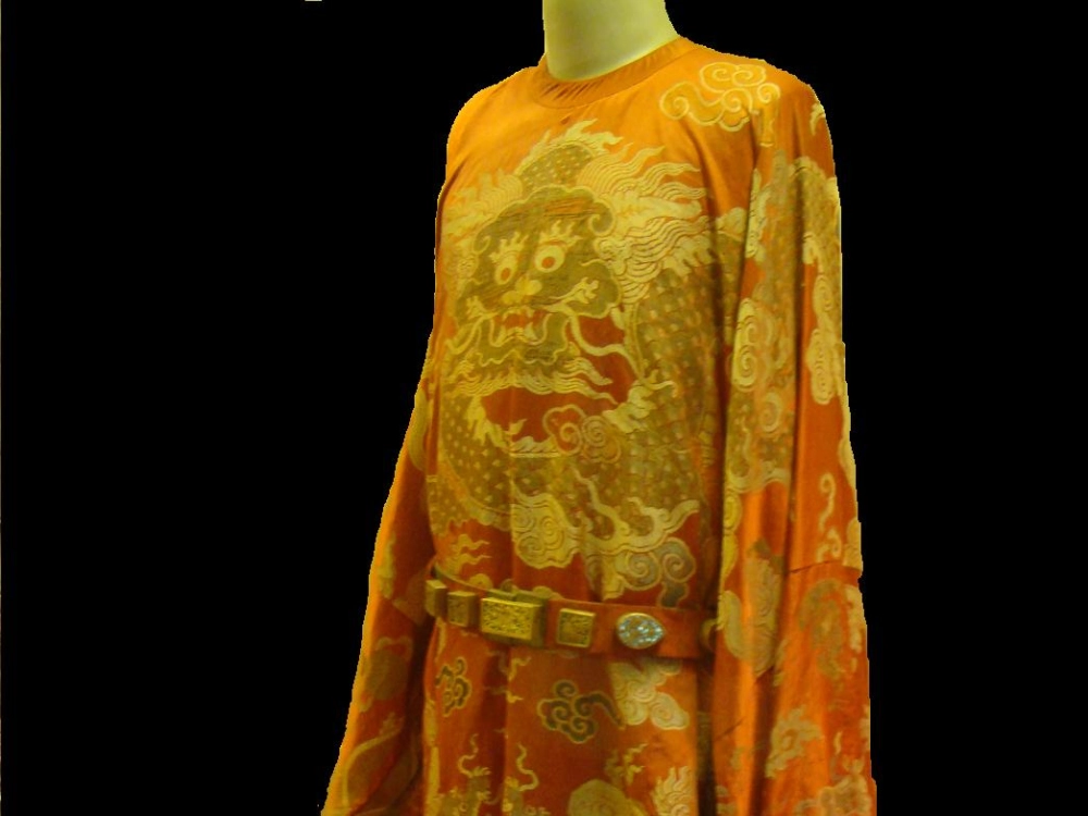 Long bào của các vị vua Việt Nam với họa tiết rồng phượng tinh xảo