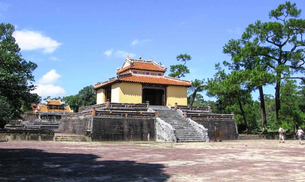 Sự đối lập giữa lăng Minh Mạng cổ điển và lăng Khải Định tân thời.