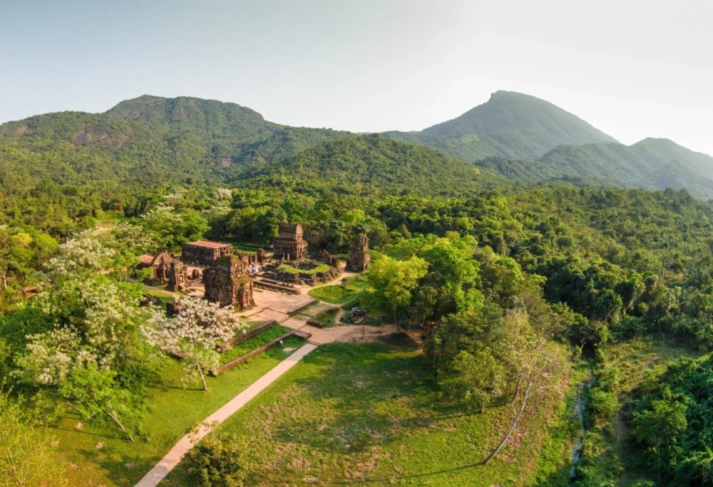 Bình minh rạng rỡ chiếu rọi qua những phế tích tháp Chăm đổ nát.