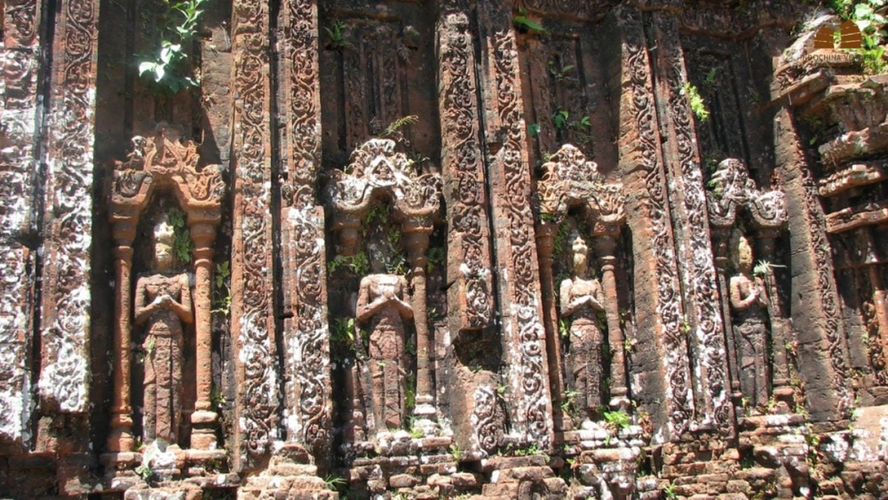 Phù điêu vũ nữ Apsara với đường nét uyển chuyển trên vách đá cổ.