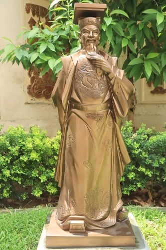 Tượng đài vua Lê Thánh Tông, vị vua trị vì lâu dài và hiển hách nhất thời Lê Sơ. 